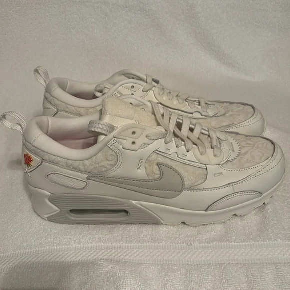 Women Air Max90 Futura white color. Size W 12 M size 10.5 Amazon.com | Nike Air Max 90 Futura Women main image 3